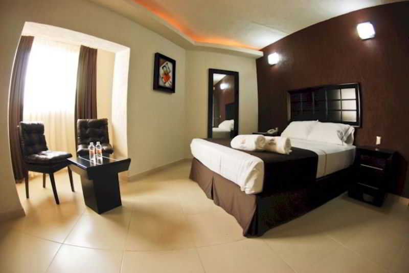Hotel Portonovo Plaza Centro Гвадалахара Экстерьер фото